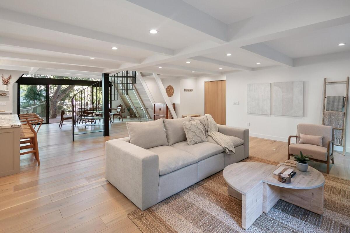 Stunning House With 5 Bedrooms, Pool, Jacuzzi, Fire-pit, Hébergement de vacances